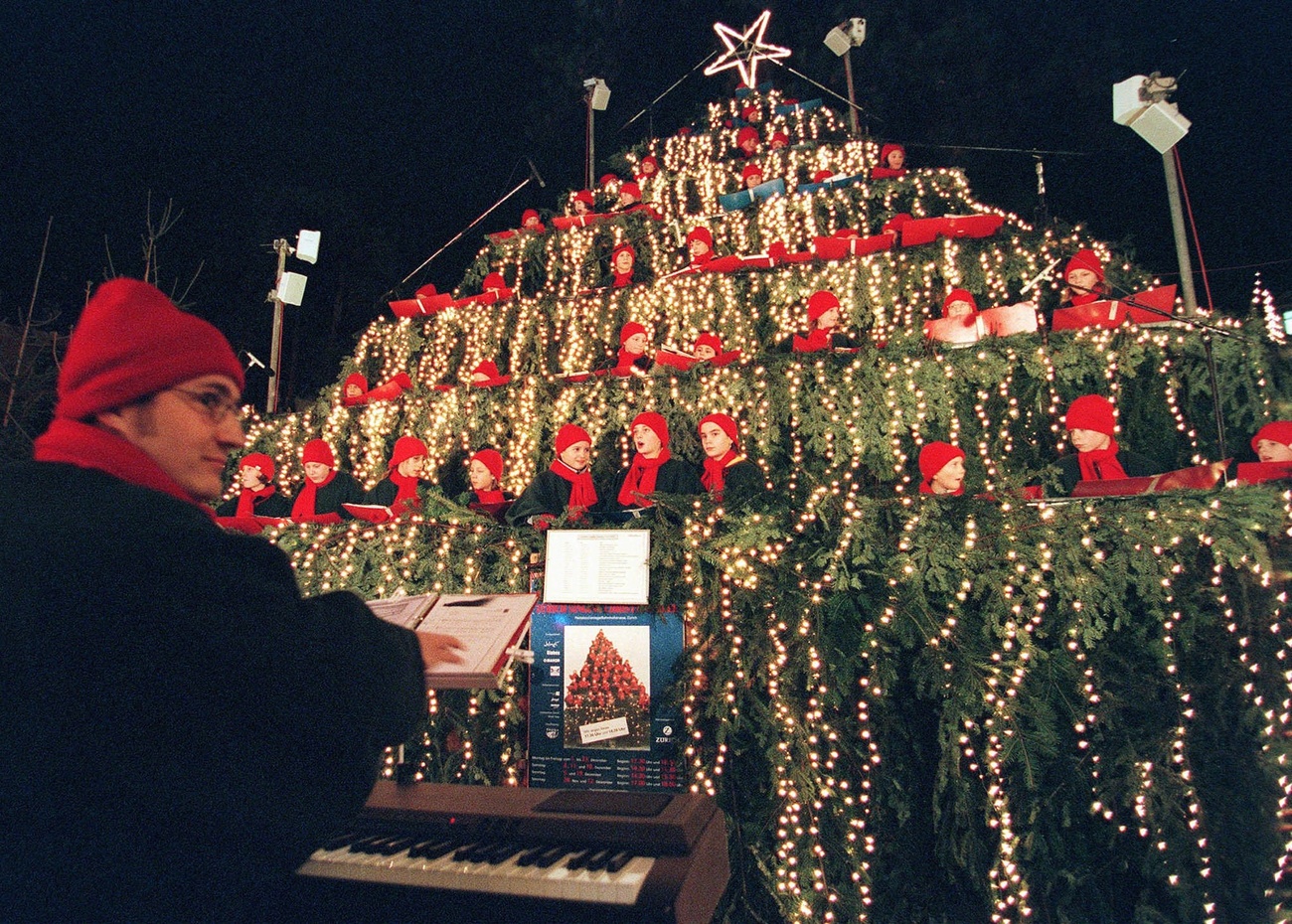 coro di mabini canta tra i rami di un albero di natale