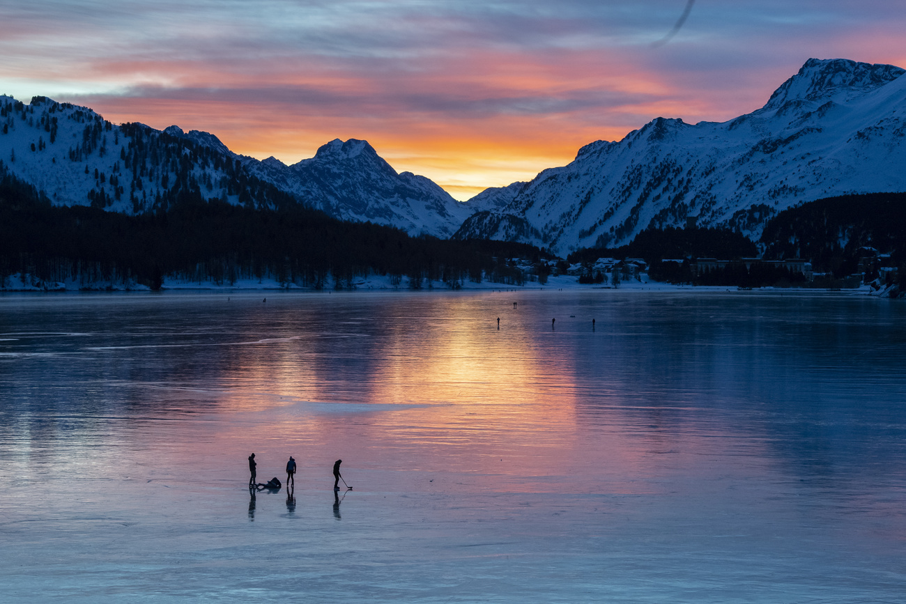 tramonto sul lago di sils gelato