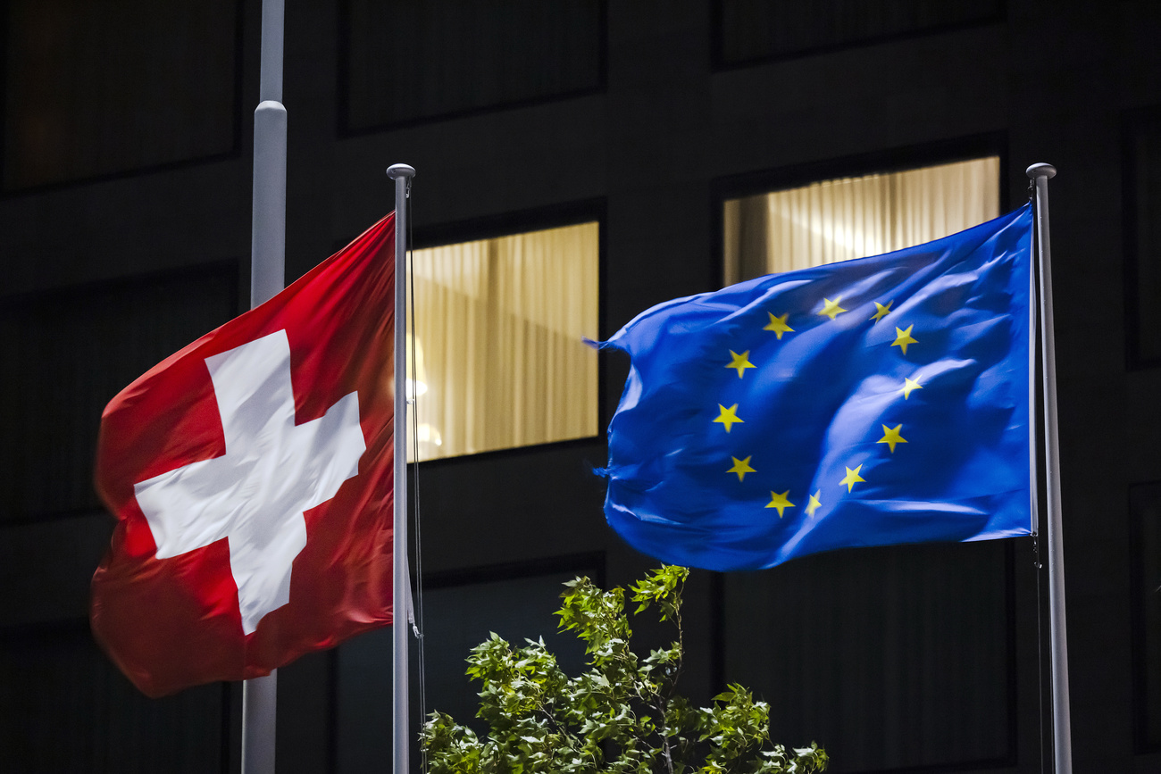 bandiera svizzera e europea sventolano una accanto all altra