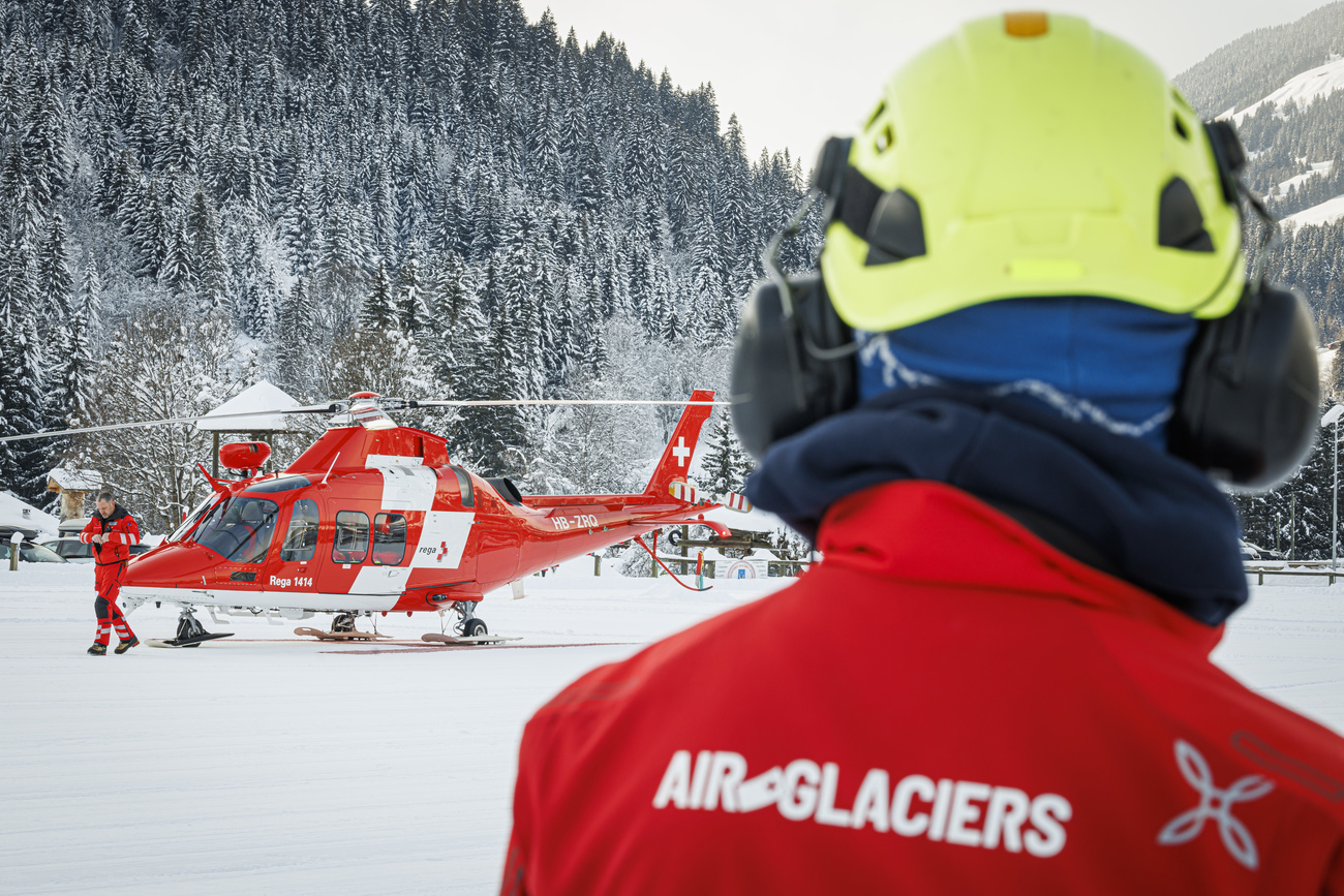 Picture of Air Glaciers helicopter in the snow and operator