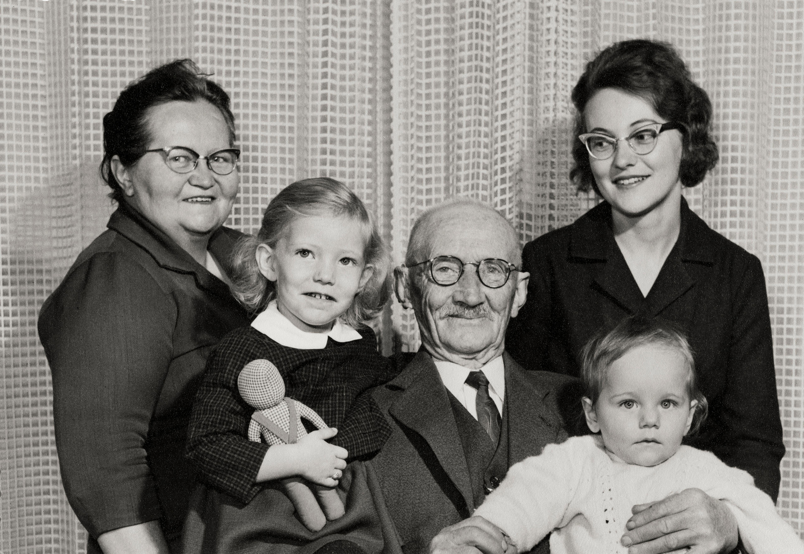 Portrait de famille avec quatre générations.