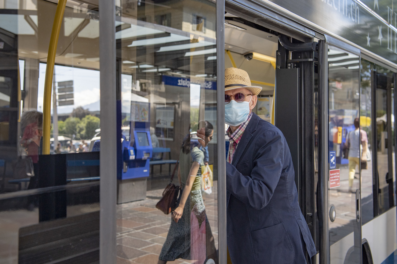 homme âgé avec un masque de protection