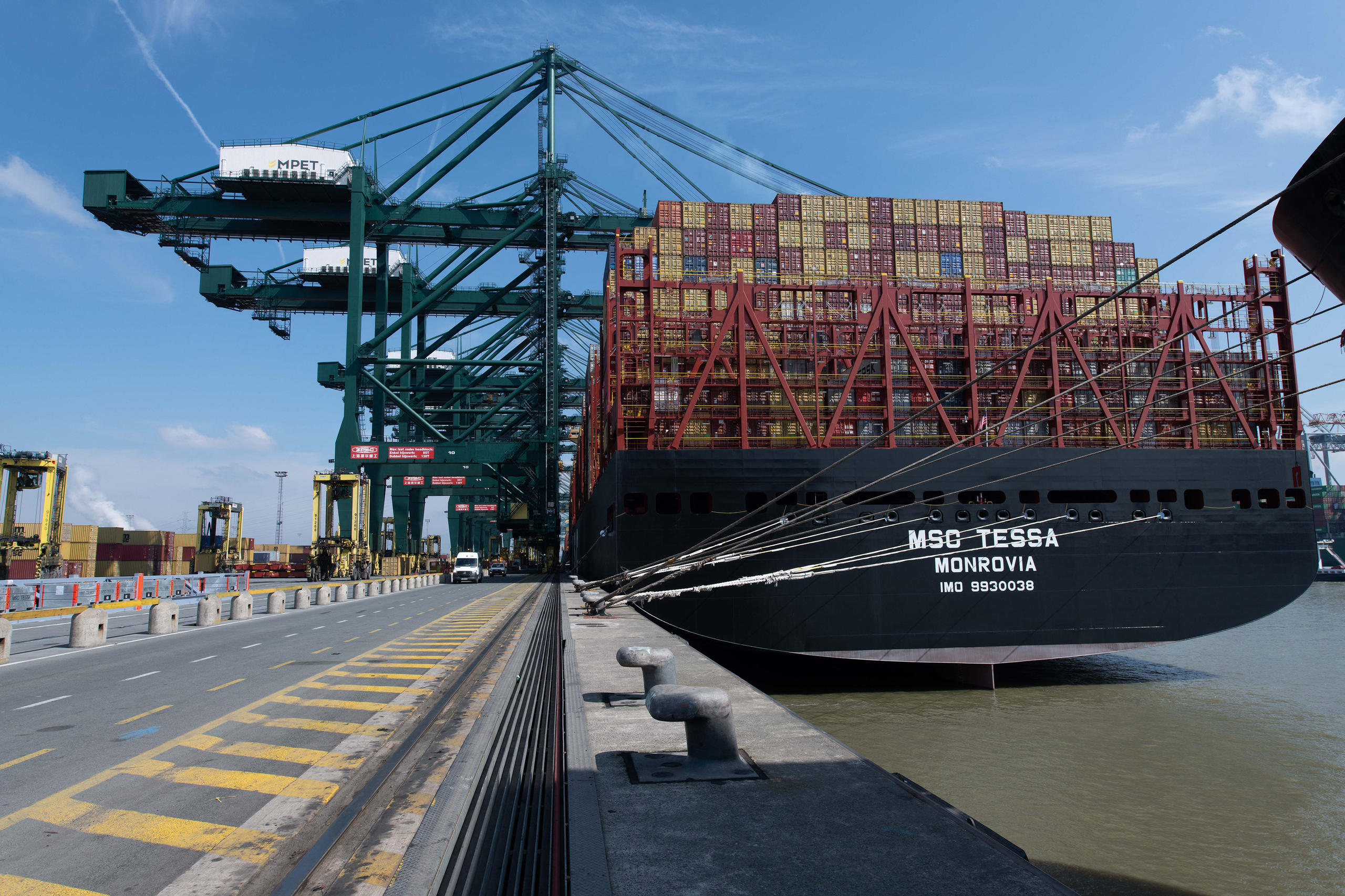 la nave portacontainer MSC Tessa durante la fase di carico in un porto