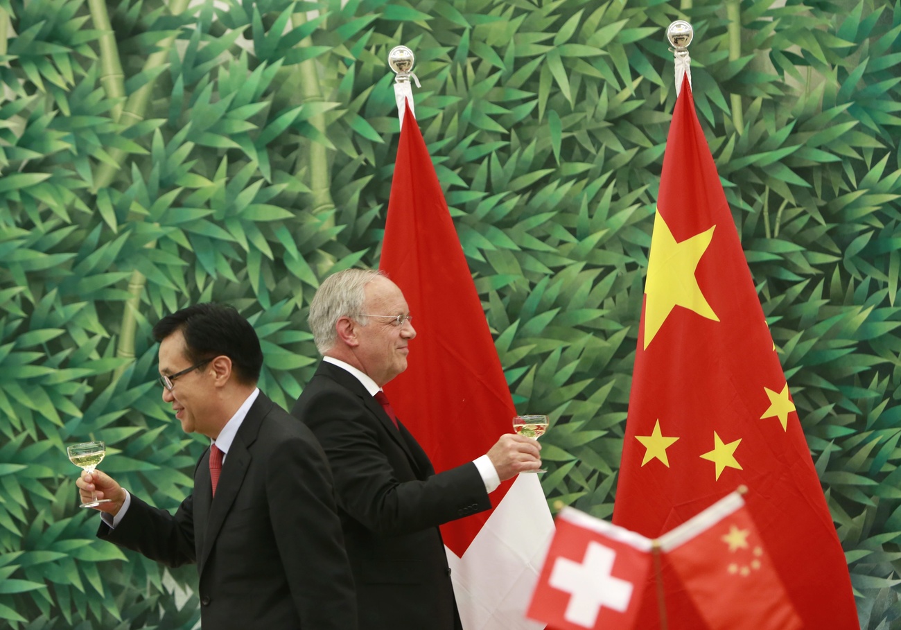 2013年，中國原商務部部長高虎城與瑞士前聯邦委員兼經濟部長約翰·施奈德-阿曼在北京會晤。