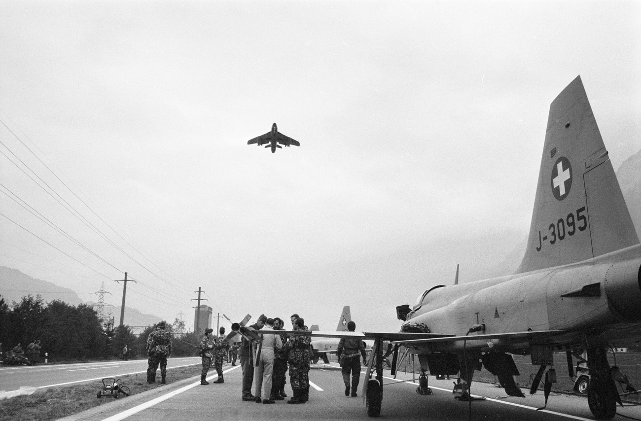 caccia militari in autostrada