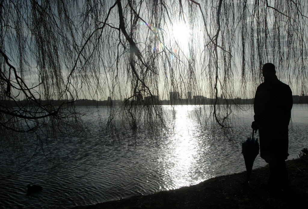 uomo davanti a un lago