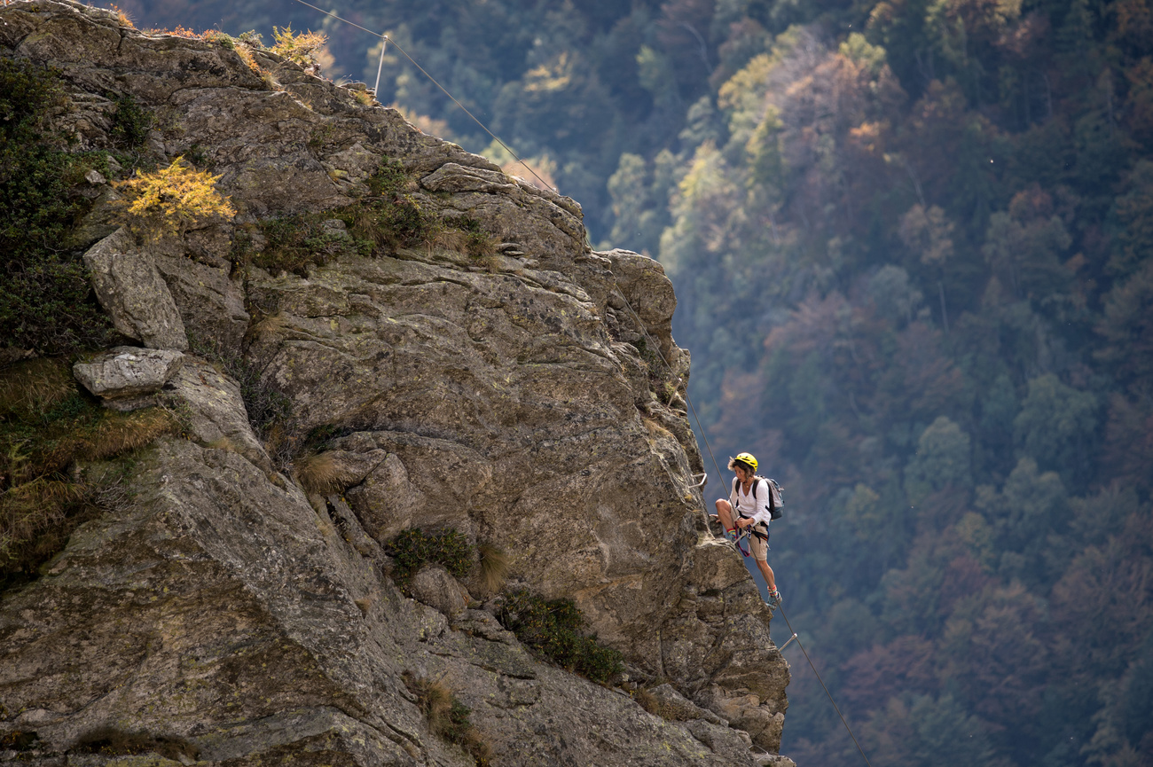 persona si arrampica su una roccia (via ferrata)