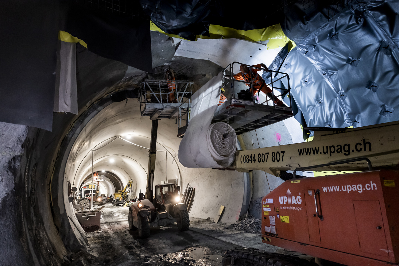 Macchinari da cantiere all'interno di una galleria in costruzione.