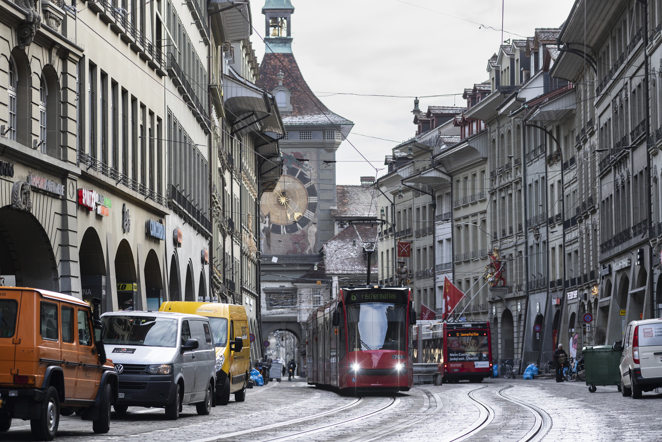 Un bus e un tram nella città vecchia di Berna.