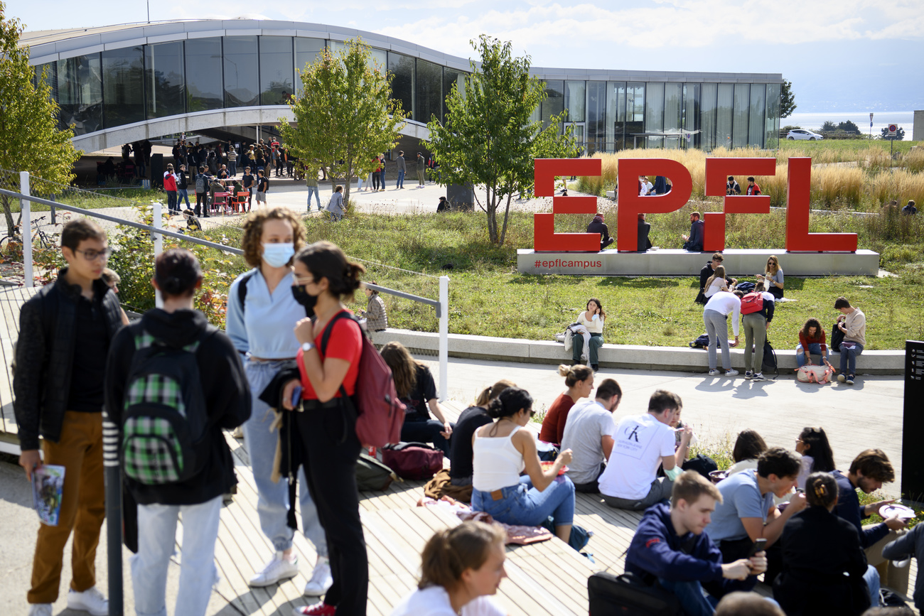 Viele junge Menschen vor der EPFL