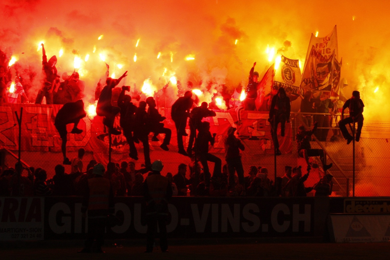2008年，锡永足球俱乐部(FC Sion)的拥趸以非常方式庆祝该队在比赛中战胜了图恩足球俱乐部(FC Thun)。