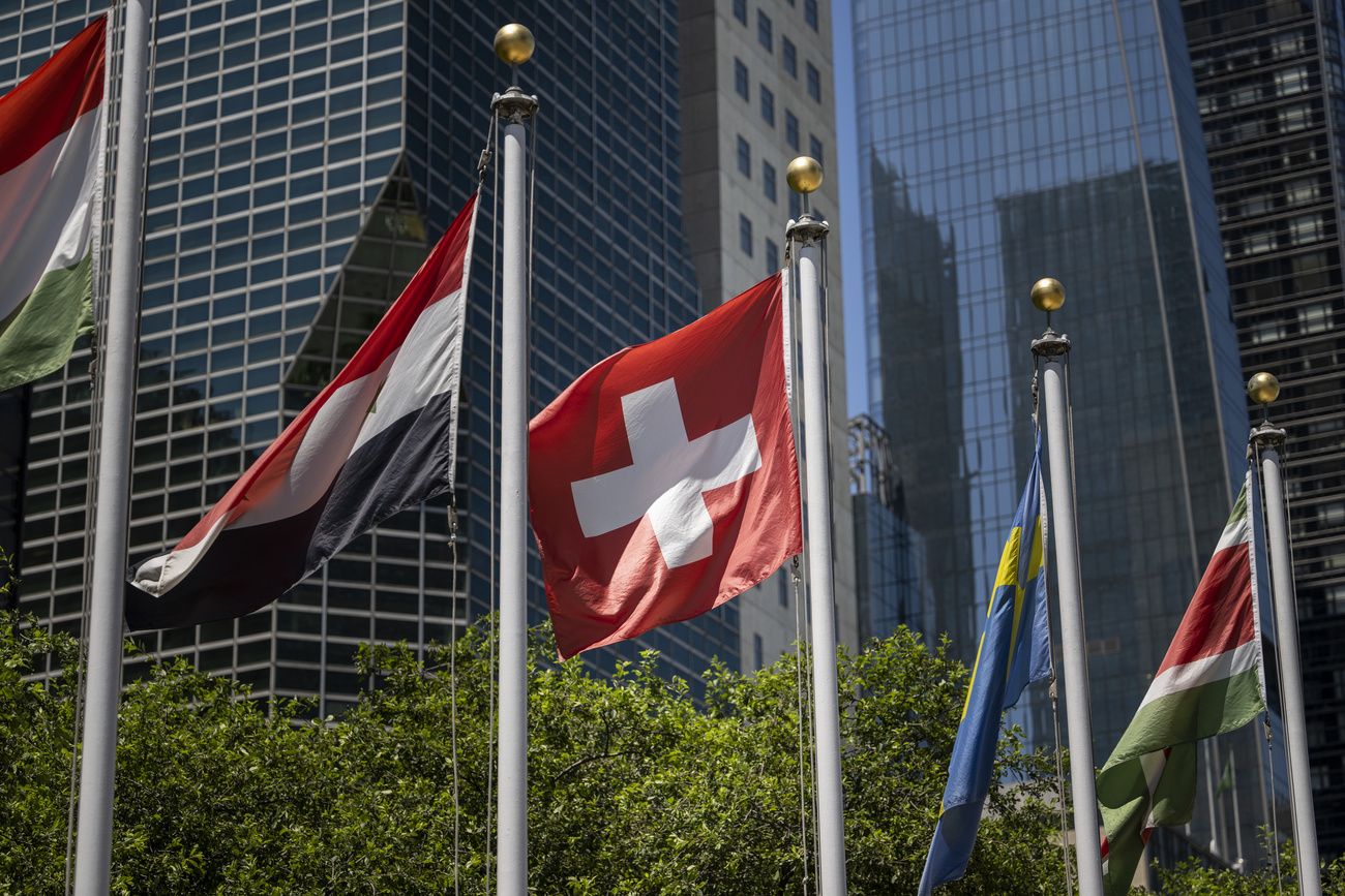 La bandiera svizzera tra quelle di altri Paesi.