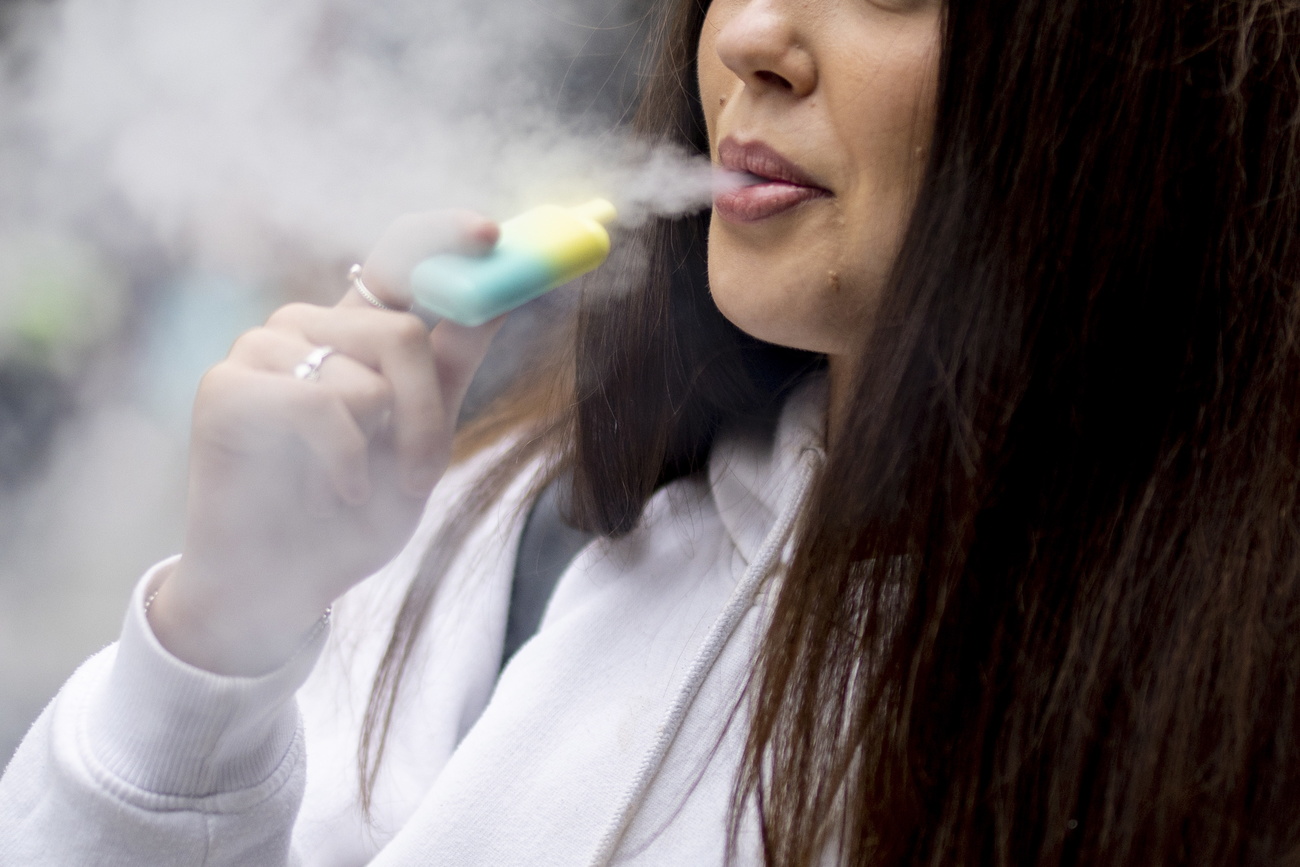 吸电子烟的成年人的增加也导致了18岁以下青少年吸电子烟人数的增加。这就是越来越多的国家禁止青少年吸电子烟的原因，瑞士在走自己的路。