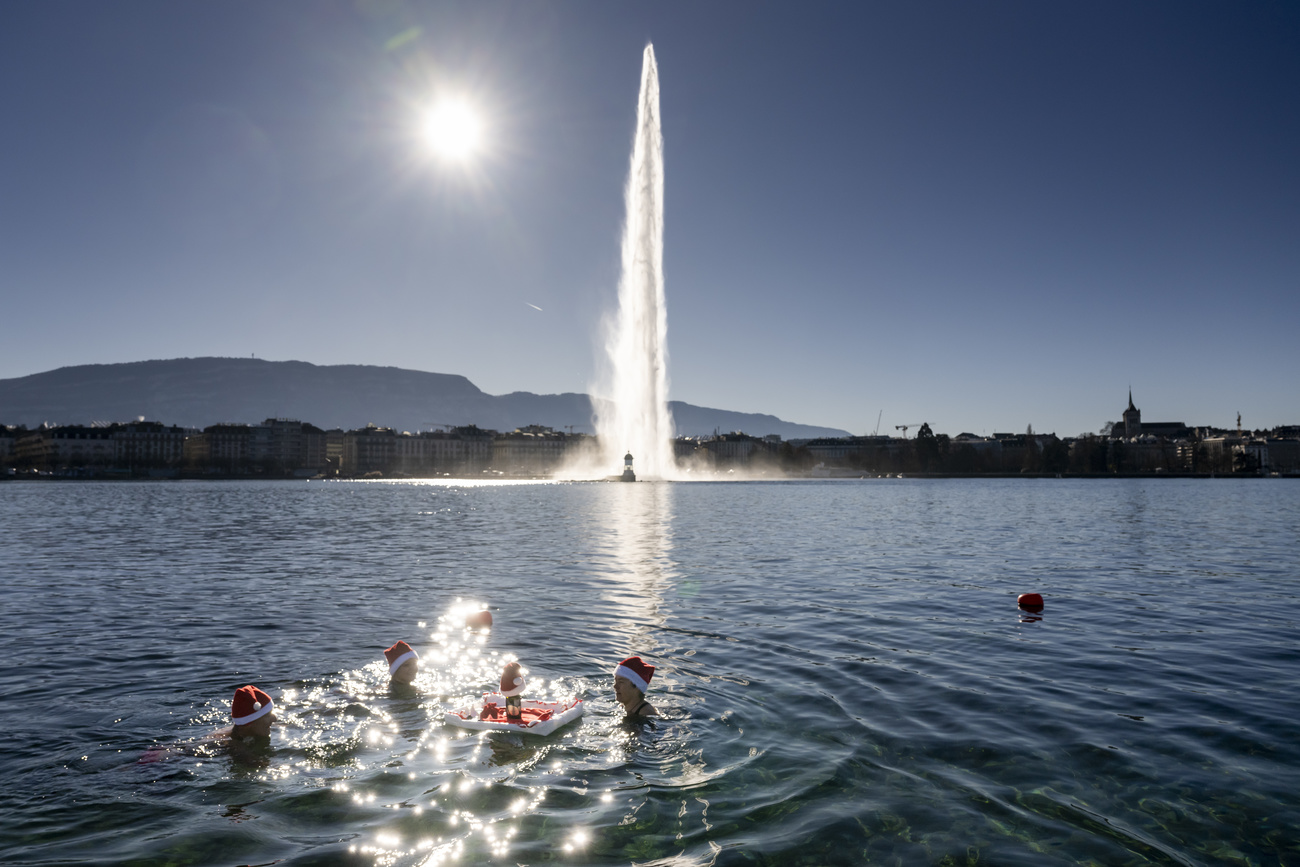 fontana su un lago con bagnanti