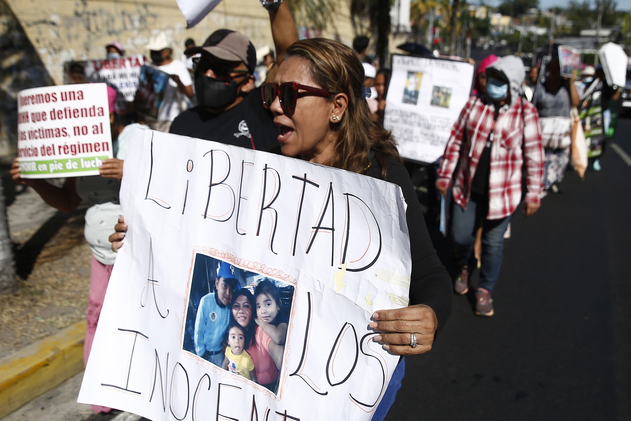 Demonstrantin von Movir in El Salvador fordert Freiheit für die Unschuldigen