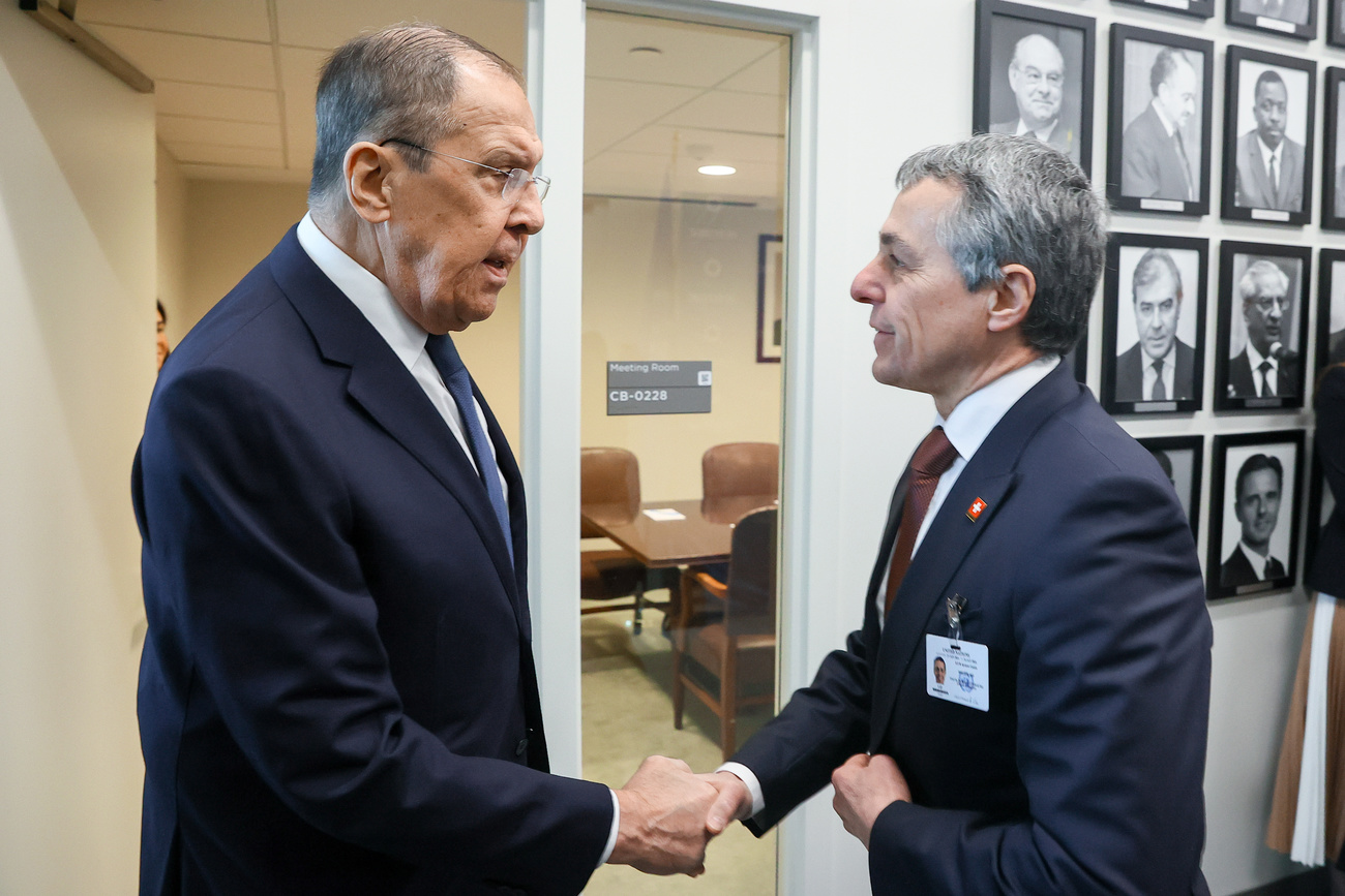 lavrov e cassis si stringono la mano