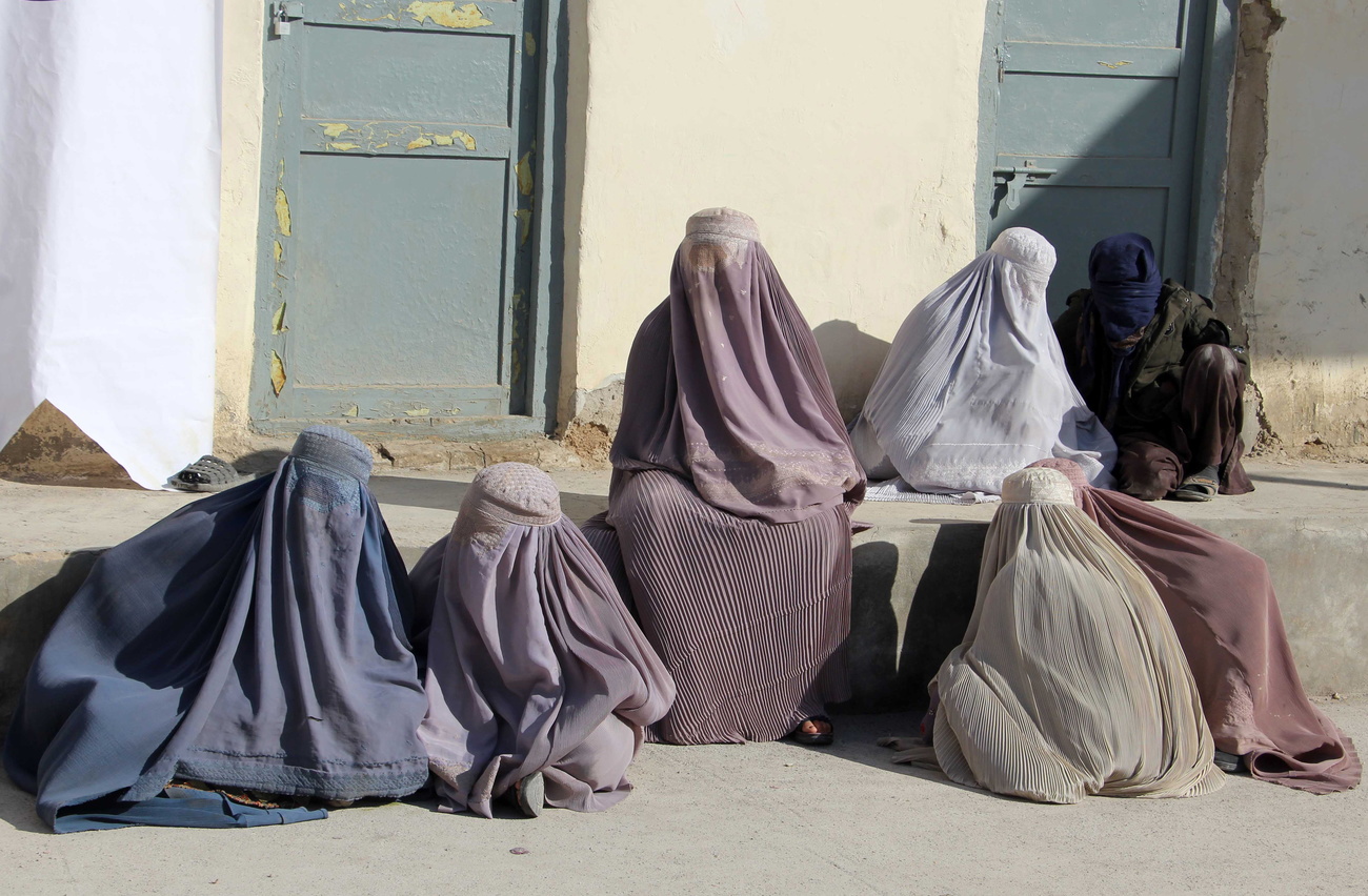 donne afghane con burqa