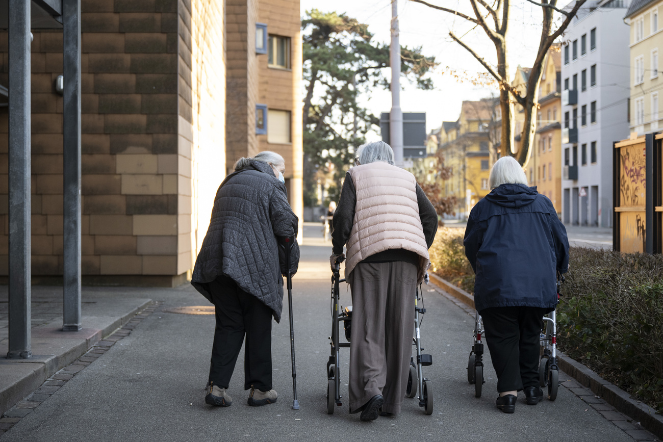 Tre donne anziane con difficoltà motorie.