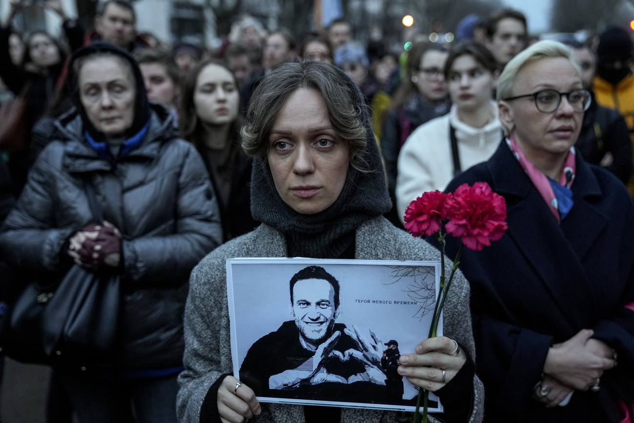 Женщина держит портрет лидера российской оппозиции Алексея Навального во время демонстрации у здания посольства РФ в Берлине в пятницу, 16 февраля 2024 года.