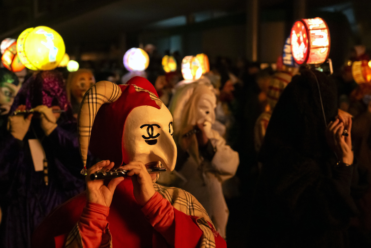 Il corteo del Carnevale di Basilea con i tradizionali pifferi e lanterne.