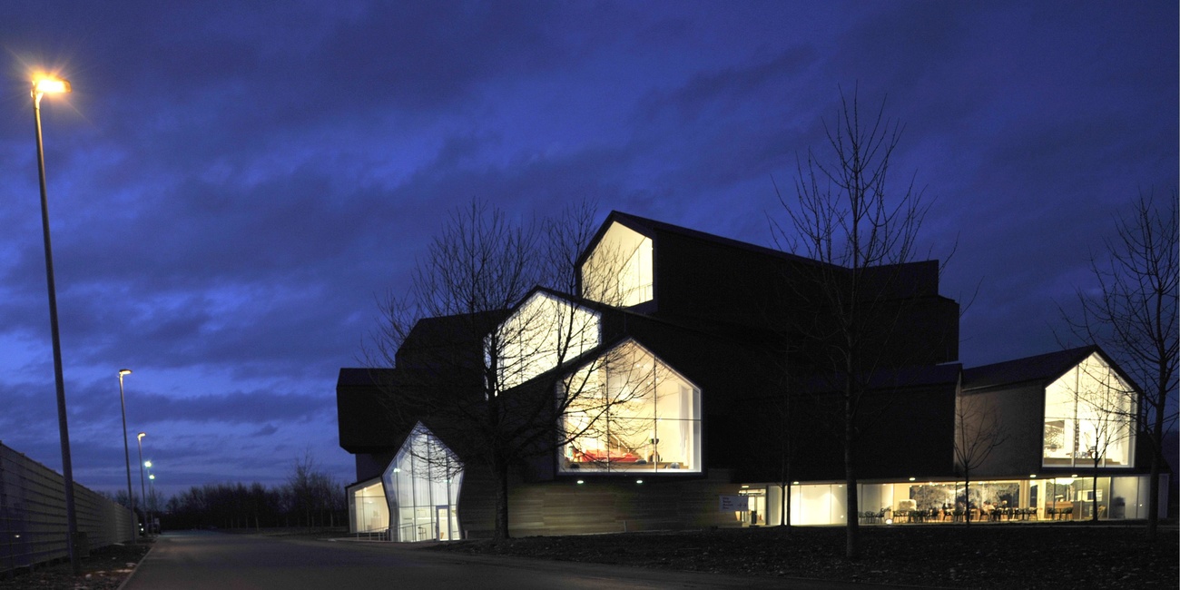 Il Museo Vitra ripreso di notte con le luci accese.