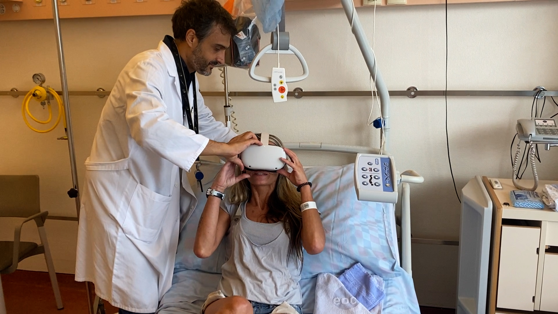 Medico aiuta paziente a indossare visore VR