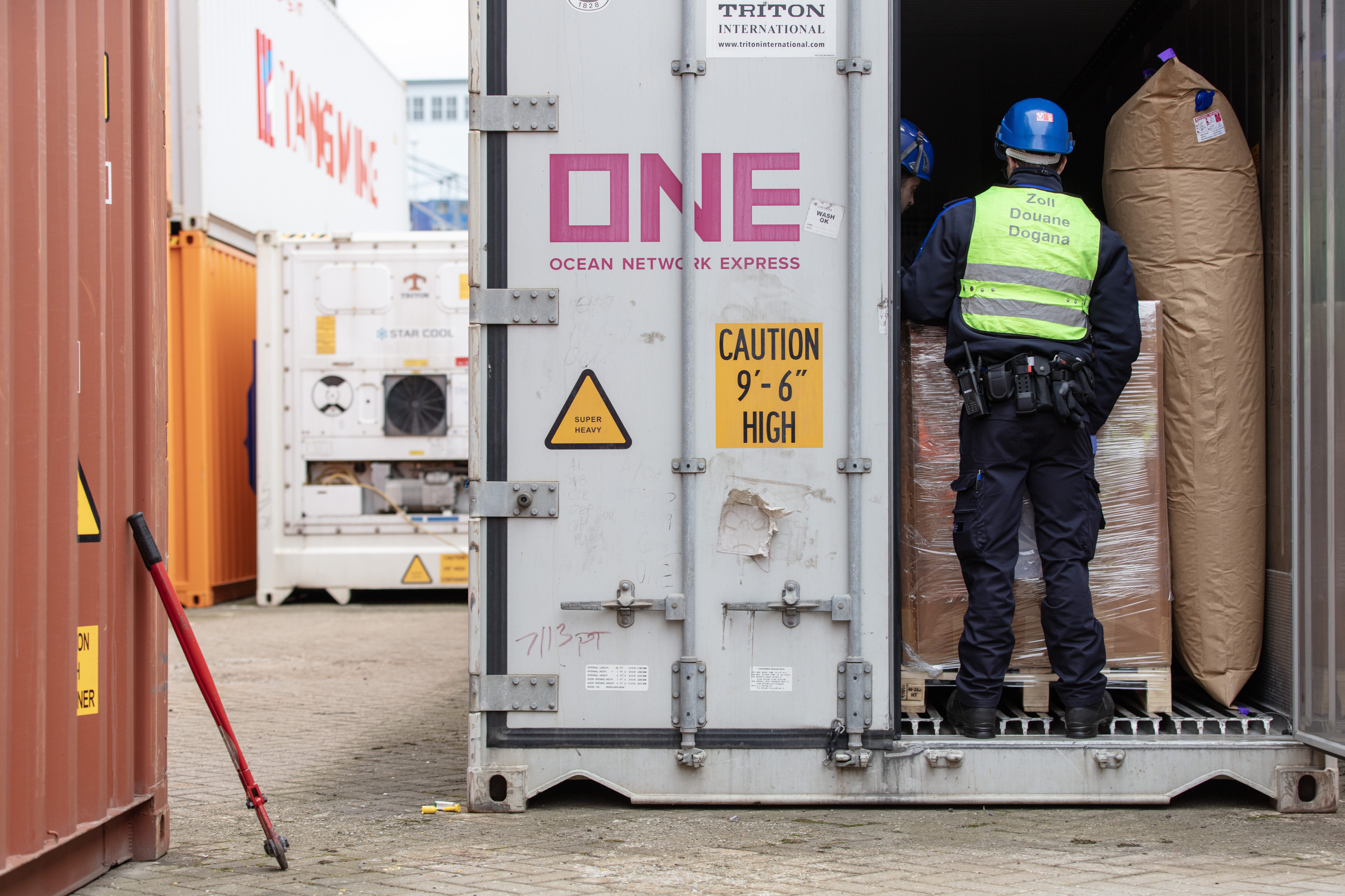 只有一小部分通过巴塞尔港口的集装箱可以接受检查。