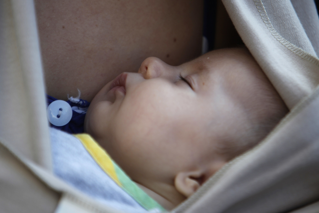 Lengthen maternity leave for more breastfeeding: Swiss report 