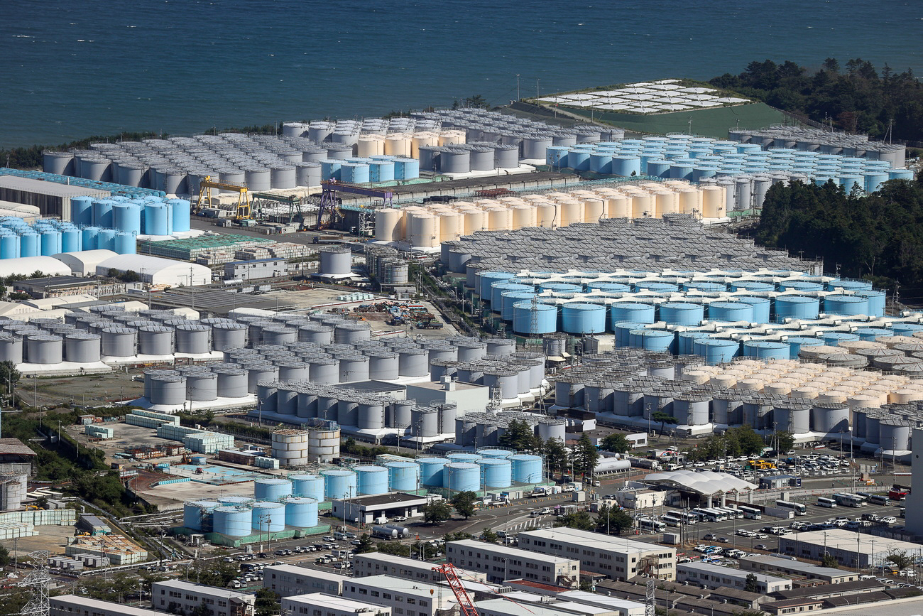 Wassertanks auf dem Gelände des havarierten Kernkraftwerks Fukushima Daiichi