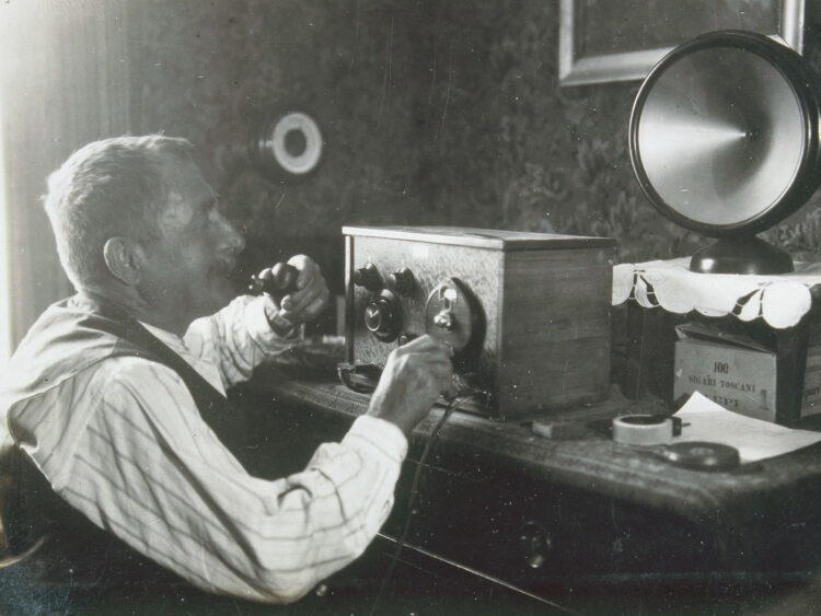 20世纪初，无线电作为一种新媒体取得了巨大成功。