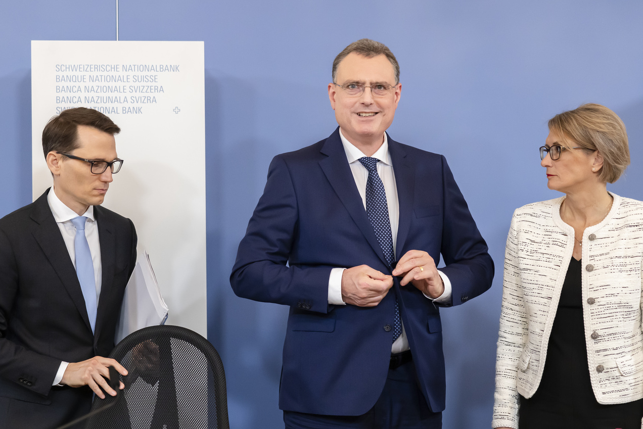 Il presidente dellla BNS Thomas Jordan, il vicepresidente Martin Schlegel e Andréa Maechler.