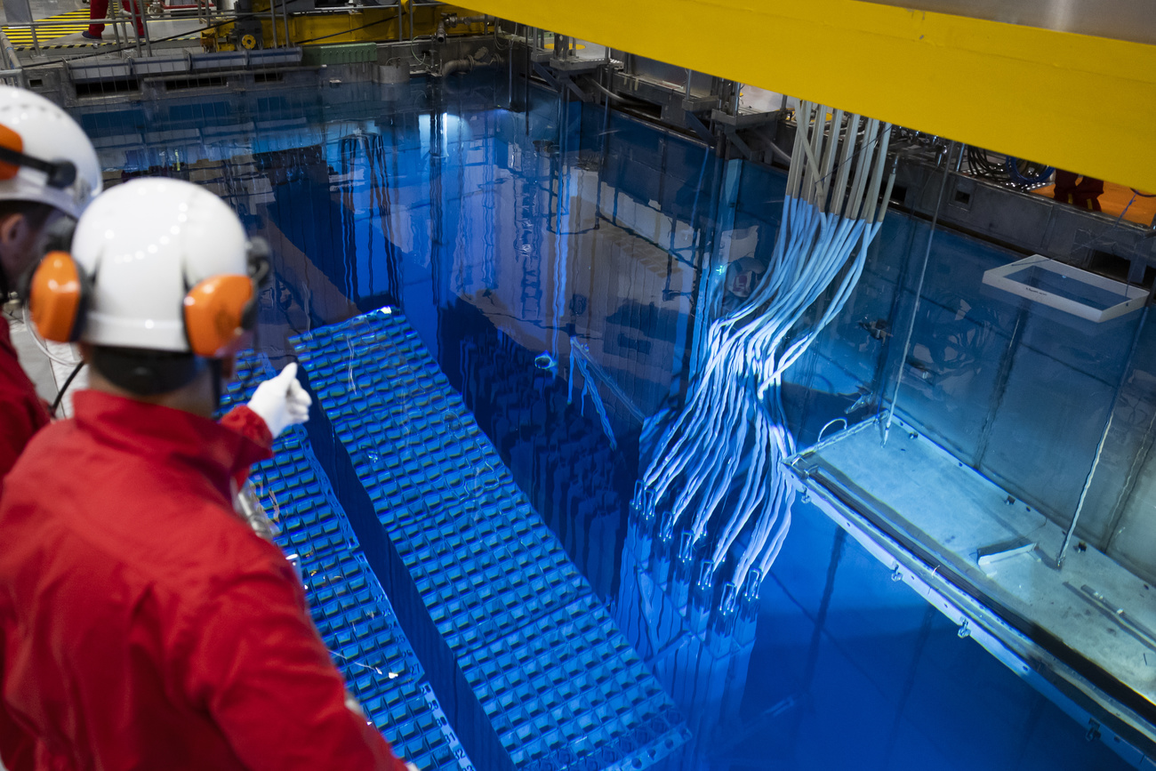 Un operatore e una vasca di raffreddamento all'interno della centrale di Mühleberg.