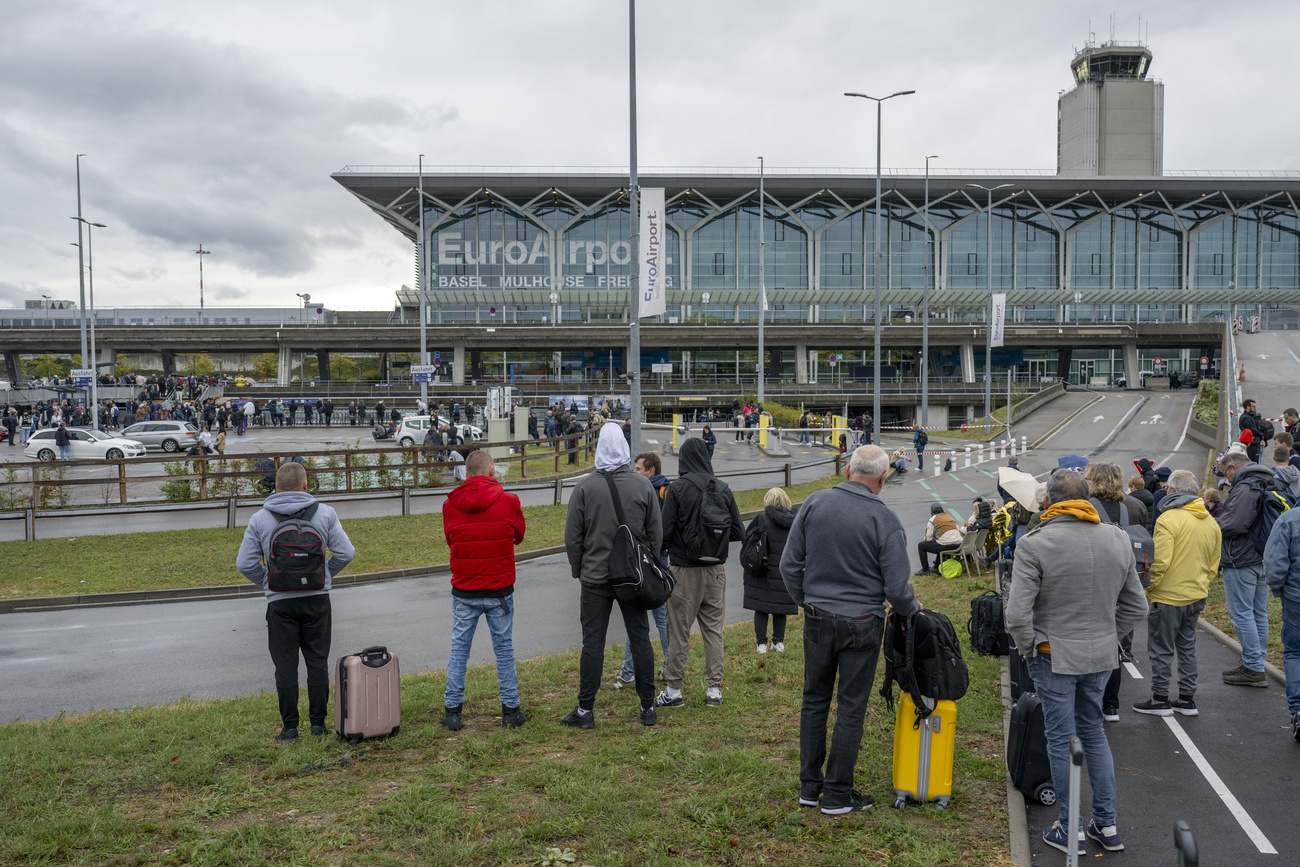 Basel EuroAirport reopens following bomb threat - SWI swissinfo.ch