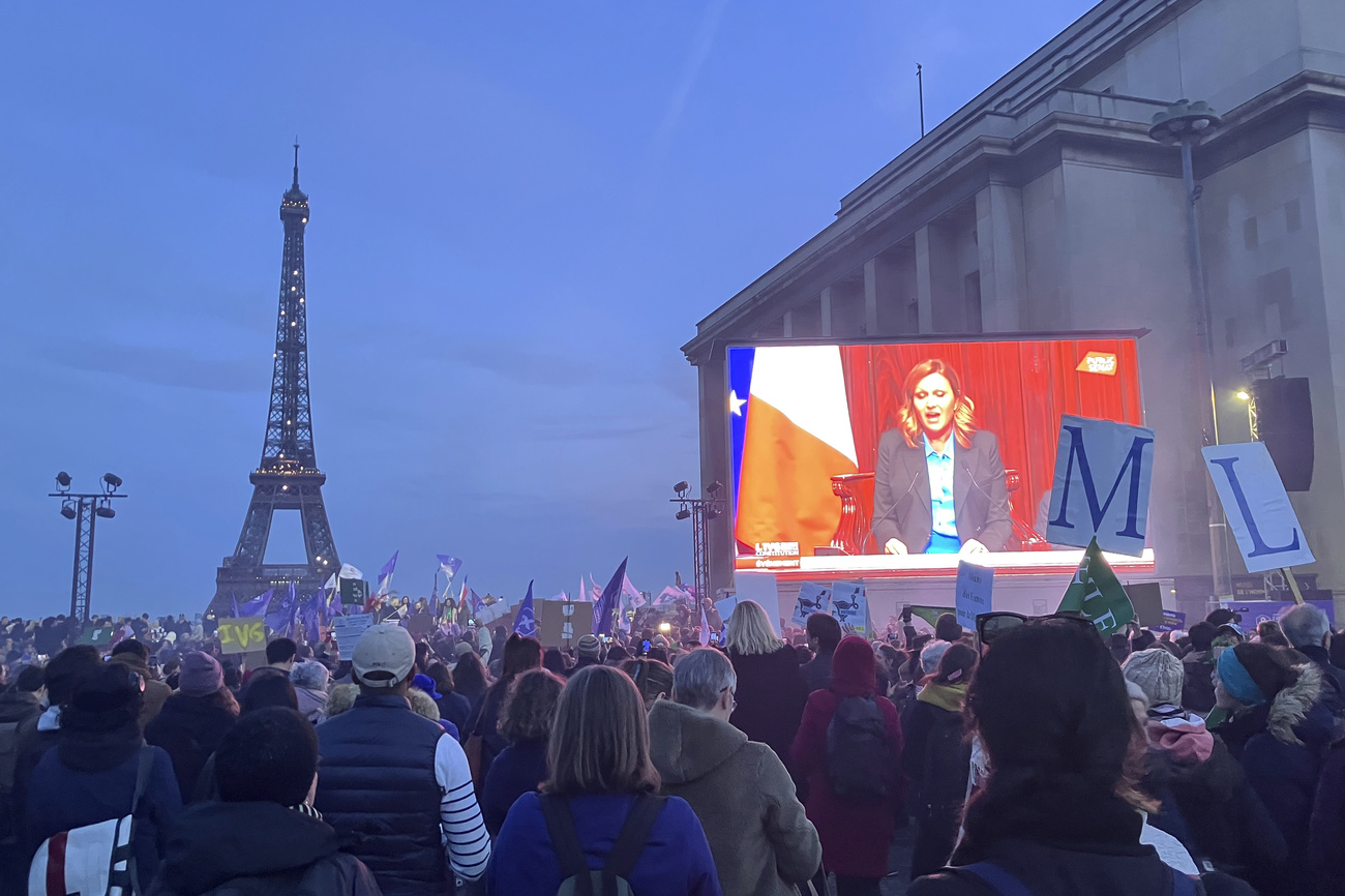 Parigi festeggia la decisione dell'assemblea nazionale.