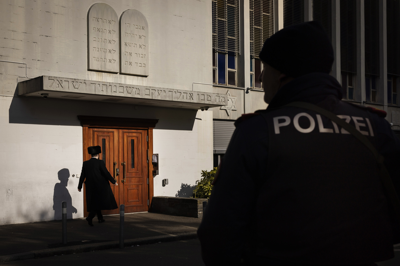 poliziotto davanti a una sinagoga