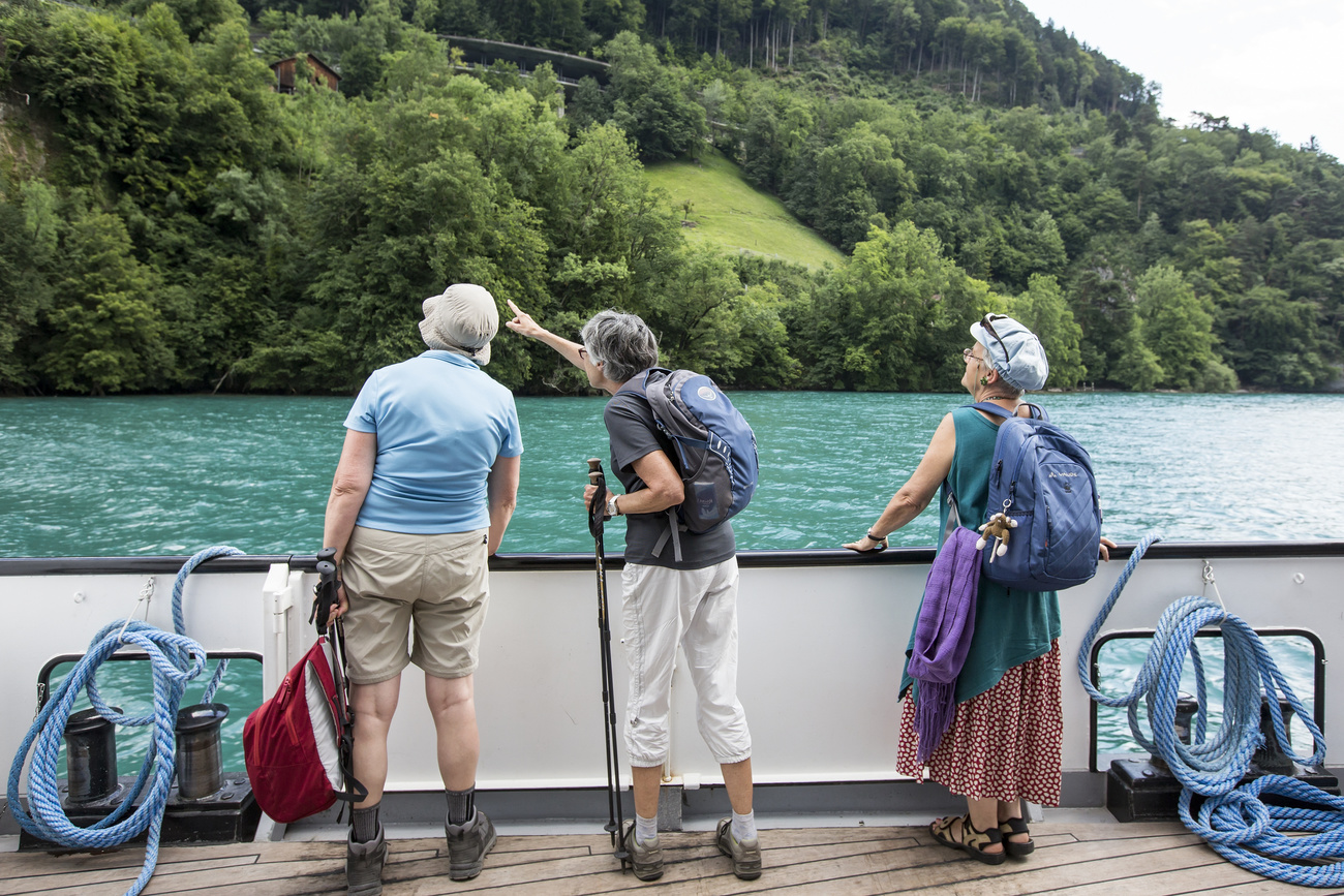 أيد الشعب السويسري في اقتراع اليوم زيادة المعاشات التقاعدية ورَفض رفع سن التقاعد إلى 66 عاماً.