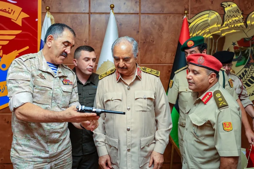 Der russische Vize-Verteidigungsminister Junus-bek Jewkurow überreicht dem libyschen Warlord Chalifa Haftar eine Pistole. Die Russen wurden offiziell in die Region eingeladen.