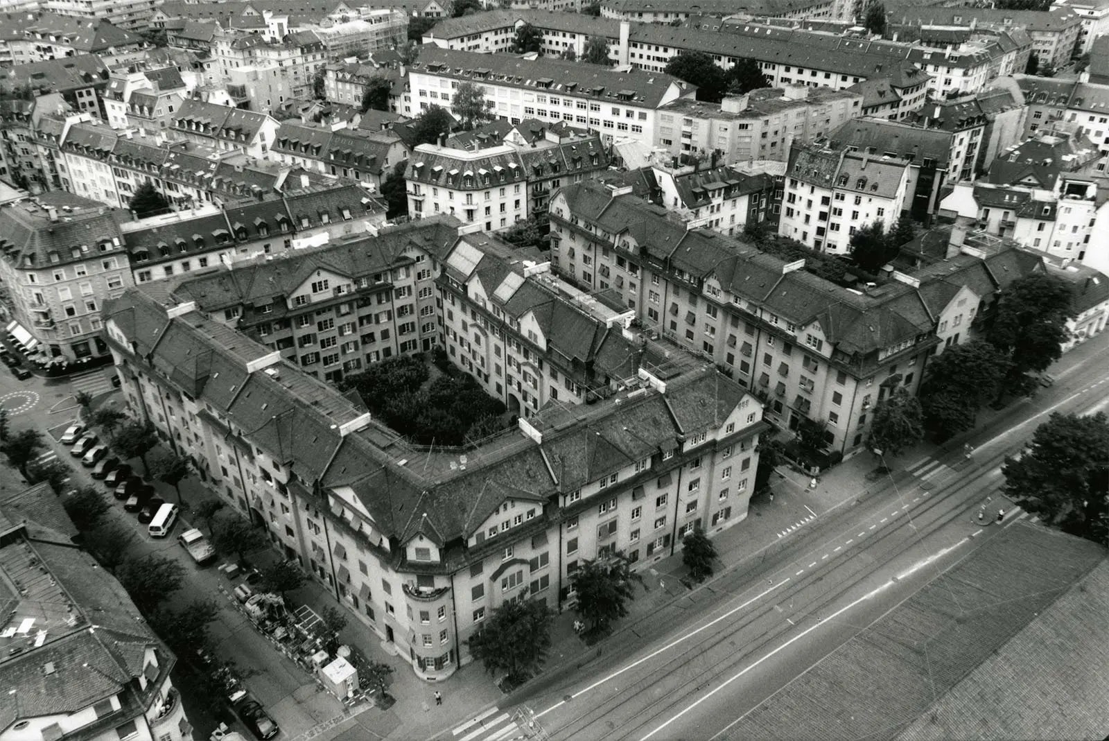 利馬特一號住宅區建於1908年，是蘇黎世第一座公共租賃建築。照片由Ralph Hut拍攝，攝於2003年。