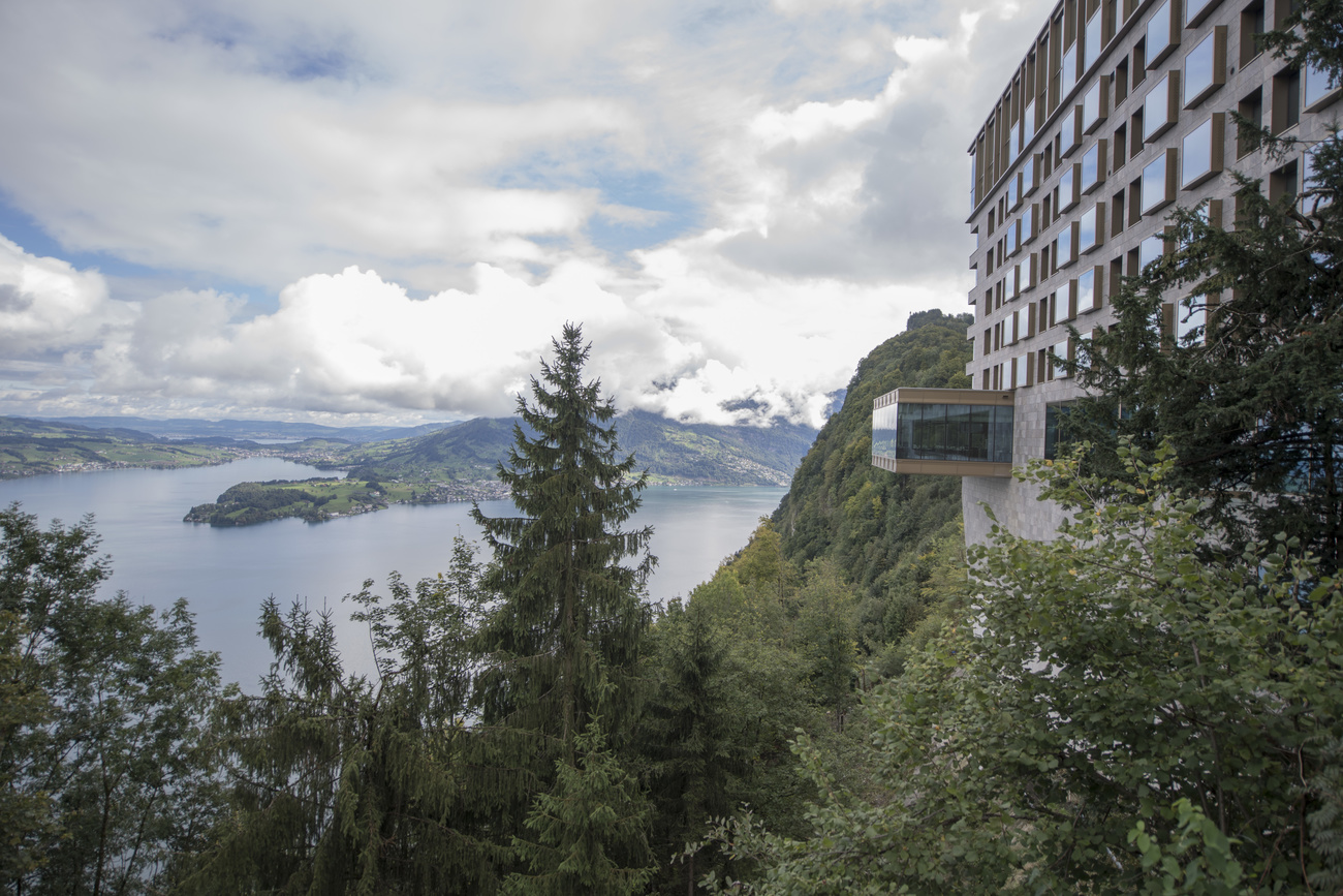 Hotel e a vista para um lago