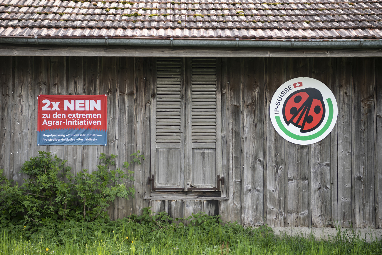 Affiche politique contre une grange.