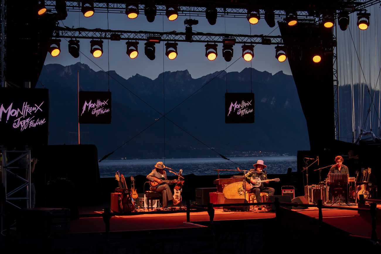 Il cantante italiano Zucchero si esibisce sul palco del Montreux jazz festival