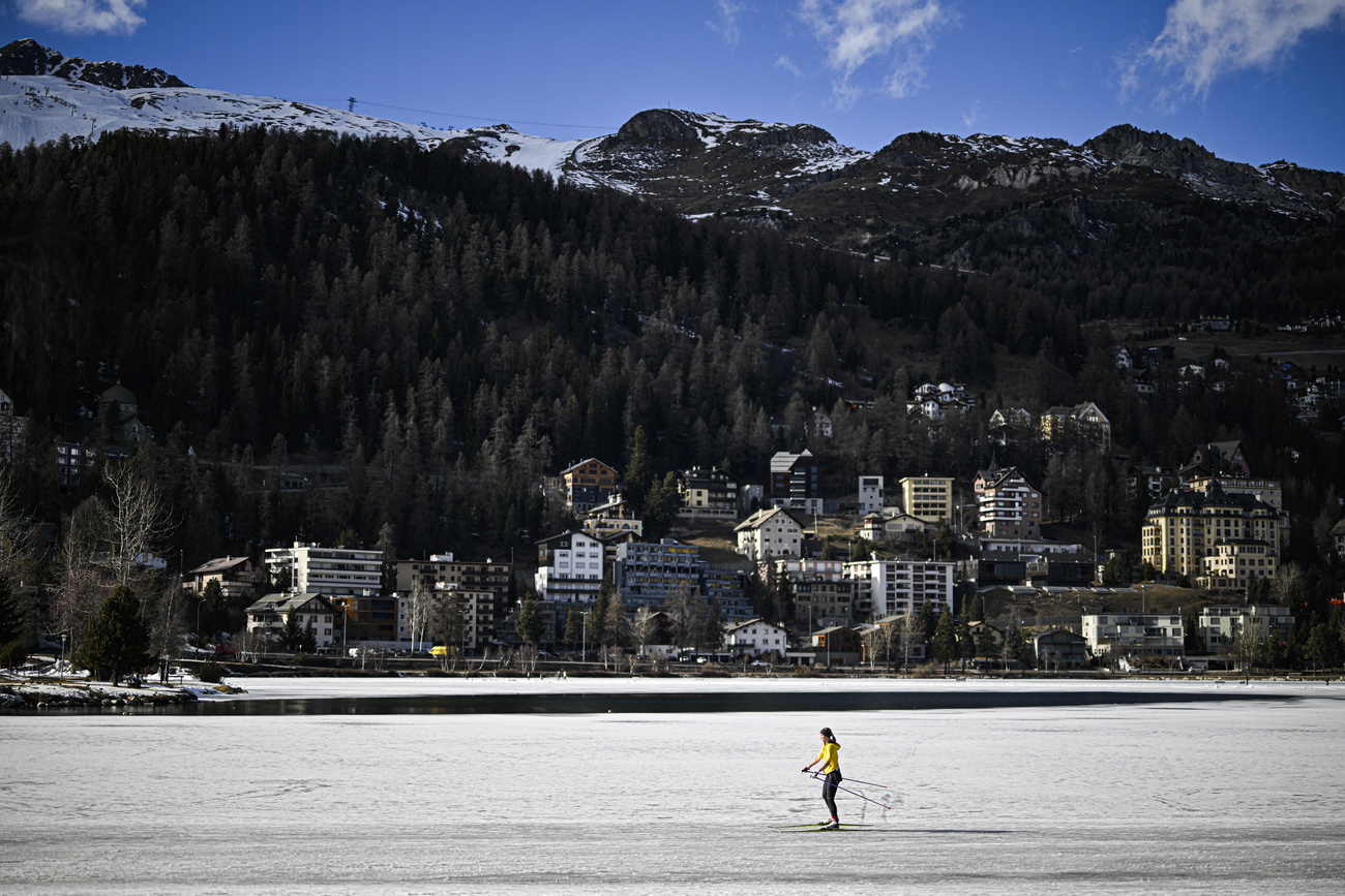 Una persona pratica lo sci di fondo a S. Moritz in Engadina.