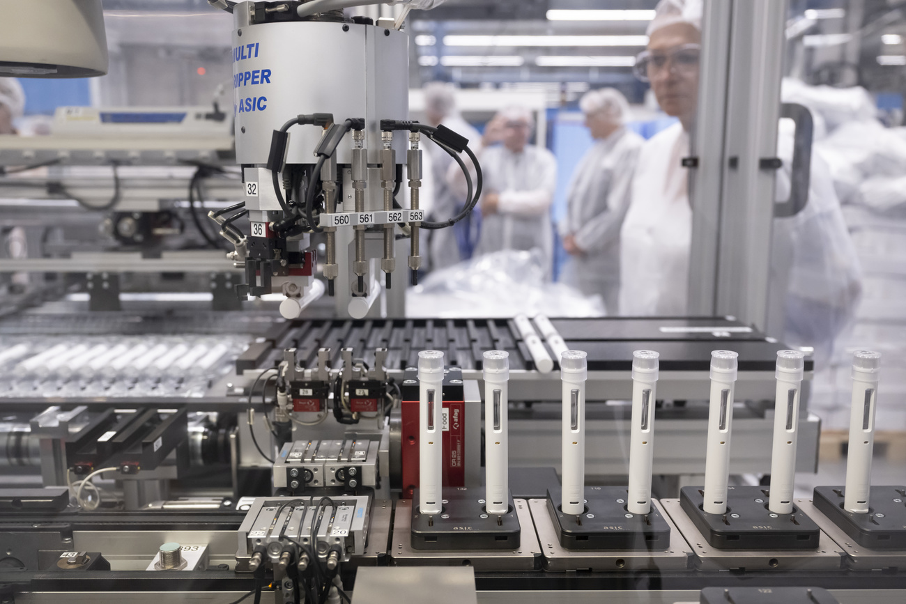 Ypsomed位于瑞士Burgdorf工厂的自我治疗注射系统生产线。