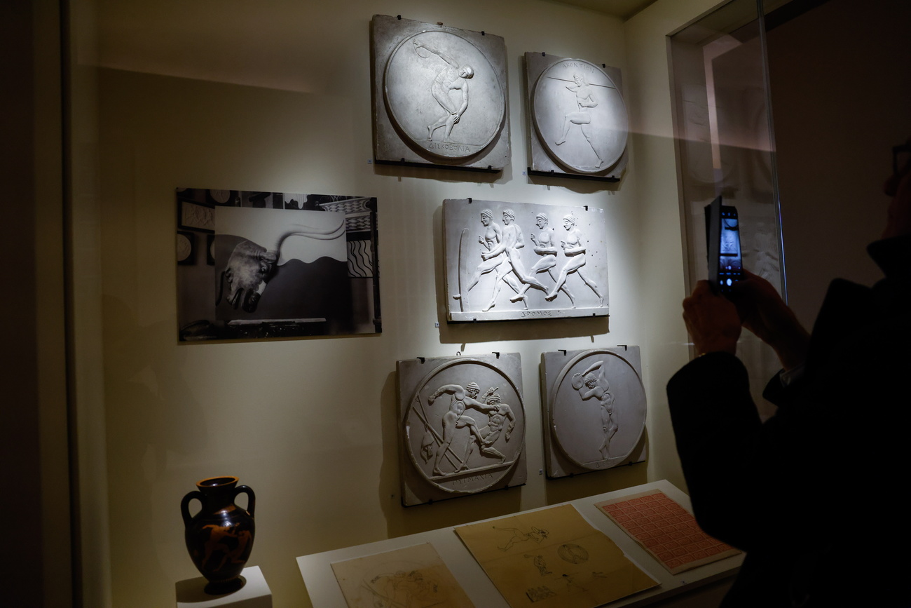 パリのルーブル美術館に展示された、エミール・ジリエロン作のプレートやメダル