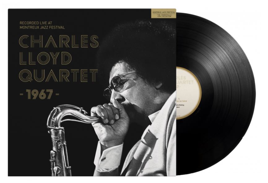 Il musicista jazz Charles Lloyd ritratto sulla copertina del suo album mentre suona il sassofono.