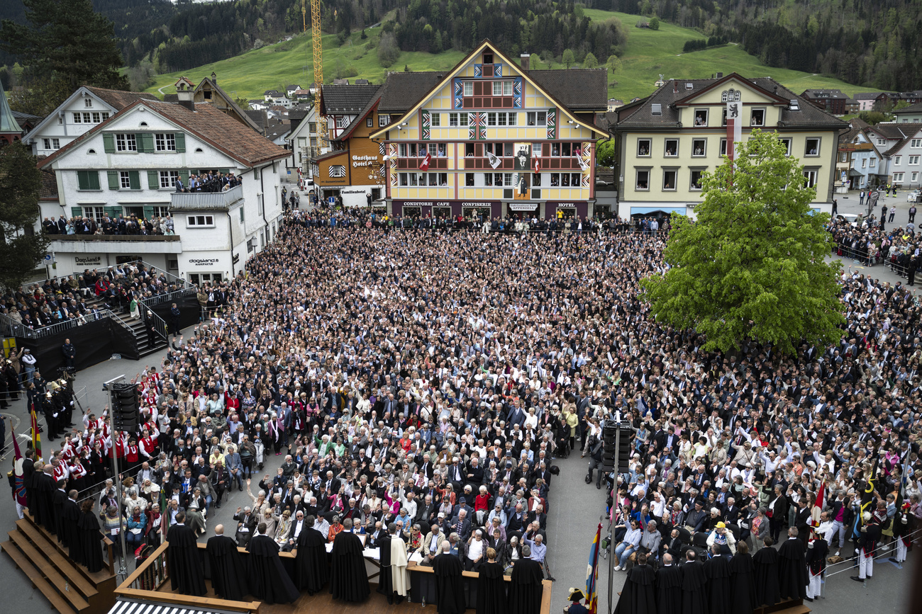 Народный законодательный сход (Landsgemeinde) кантона Аппенцелль-Внутренний начал работу в 12:30 дня 28 апреля 2024 года. Для кантона это самый важный день в году, все решения принимаются поднятием рук под открытым небом. Это одна из старейших форм непосредственного народоправства в Европе.