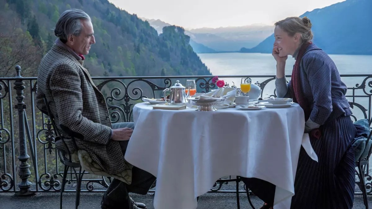 رينولدز وودكوك (دانيال داي لويس) وألما إلسون (فيكي كريبس) يتناولان إفطار شهر العسل في فندق جراند هوتيل جيسباخ المطل على بحيرة برينز