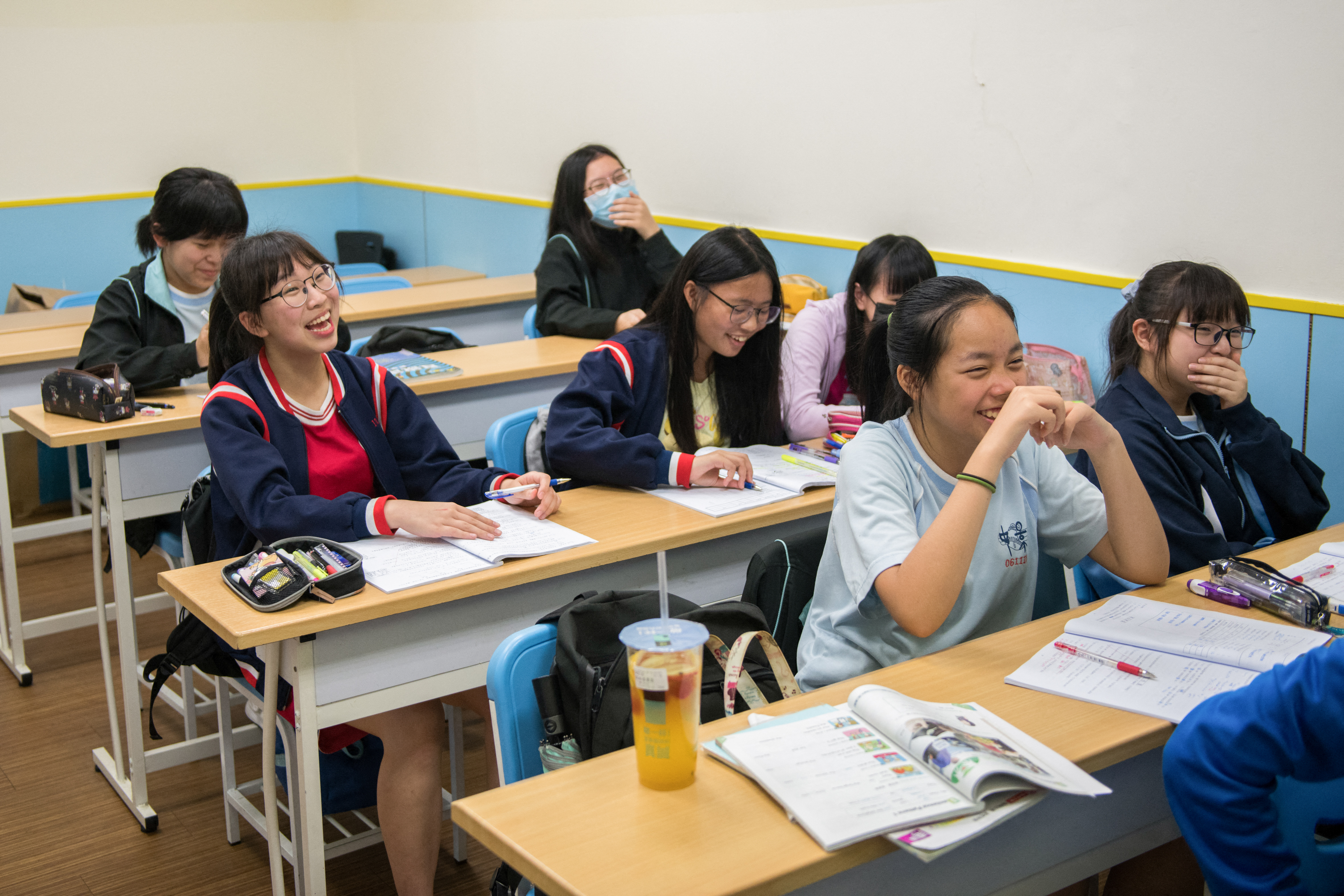 怎么笑得这么开心？在台北一所学校的课堂上的情景。