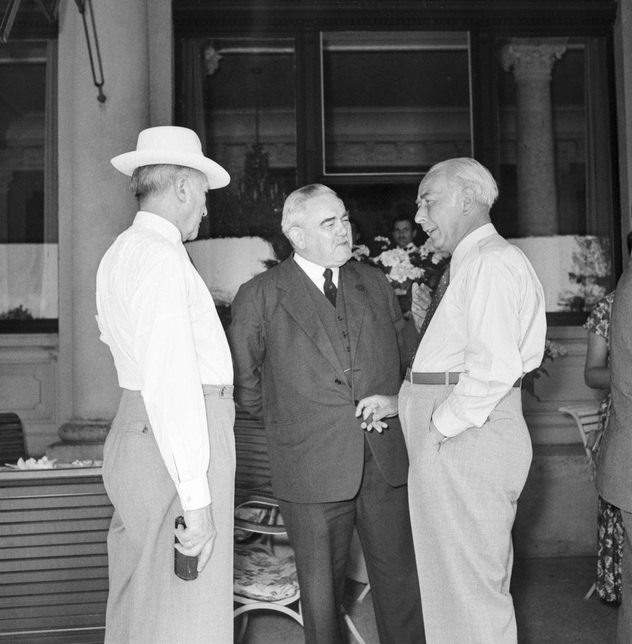 Теодор Хойс (1884-1963) (справа), первый президент Федеративной Республики Германия, навещает канцлера Германии в Бюргенштоке (кантон Нидвальден, Швейцария), находившегося тут на лечении, в июле 1950 года. На фото также изображен директор отеля Фридрих Фрей-Фуэрст (в центре).