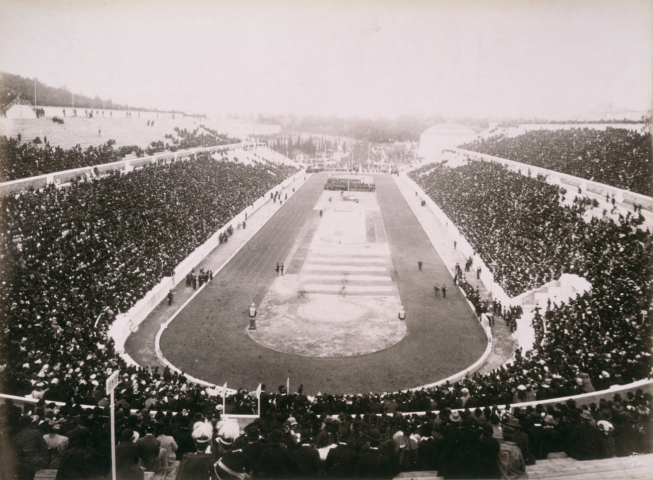 Ancienne photo en noir et blanc d'une foule aux Jeux Olympiques